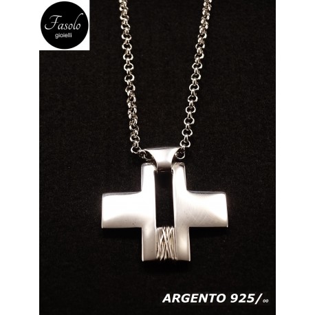 Croce moderna con collana